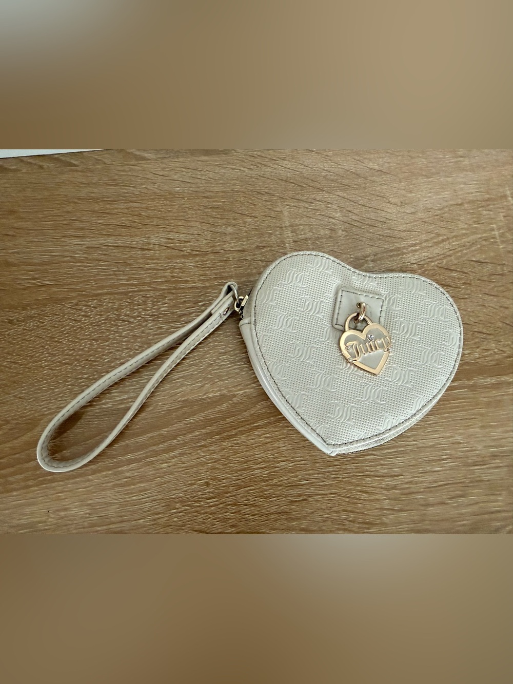 Juicy Couture Heart Zip Around Wristlet Cream/Ivory